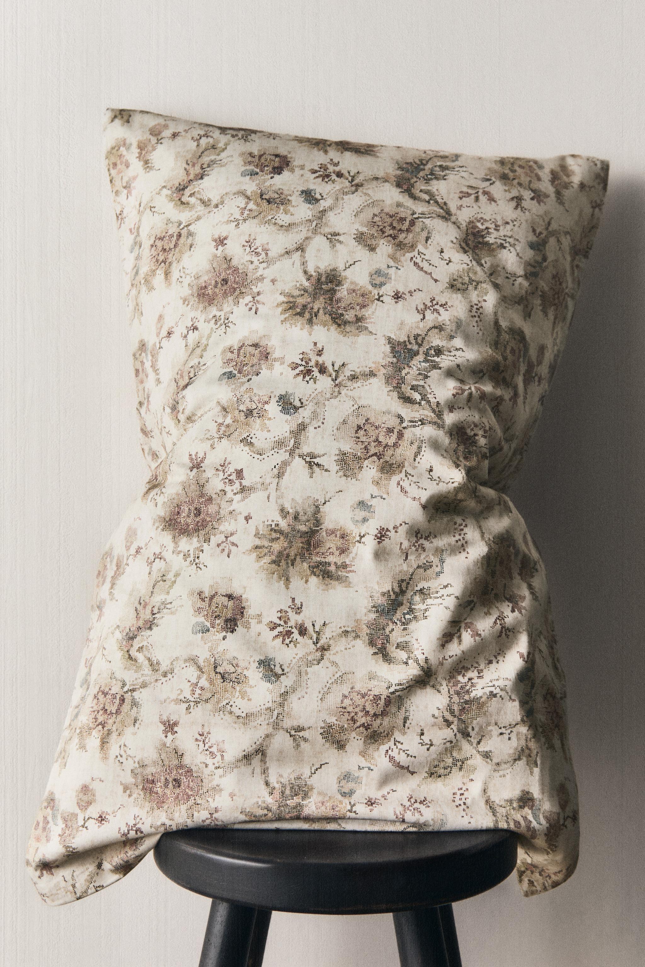 TAIE D’OREILLER FLEURS SATIN (300 FILS)